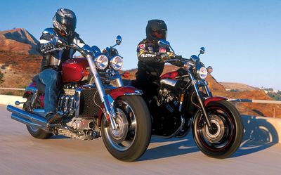 2053cc Triumph Rocket III иYamaha 1200cc V-Max V-4  2005 года.